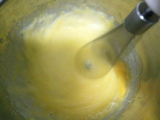 3、老式无水蛋糕,使用打蛋器开始打蛋液～