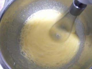 4、老式无水蛋糕,打至蛋液慢慢变化～