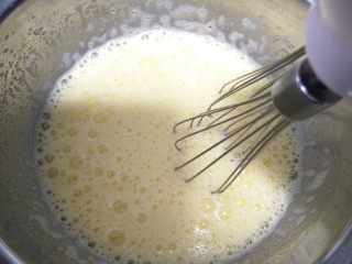 5、老式无水蛋糕,蛋液逐渐体积膨胀、颜色变浅～