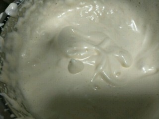 7、老式无水蛋糕,最后将蛋液打至细腻、花纹不易消失即可～