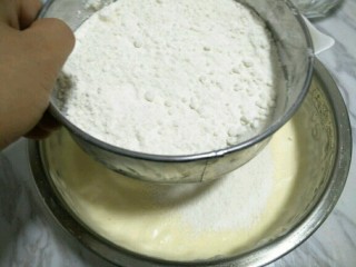 8、老式无水蛋糕,将面粉过筛放入盆中翻拌均匀，不要画圈哦，以免消泡～