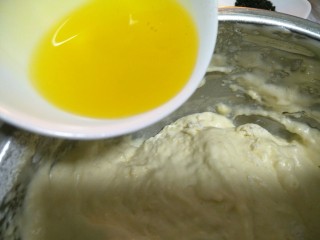 9、老式无水蛋糕,再将油贴着盆倒入其中拌匀即可～