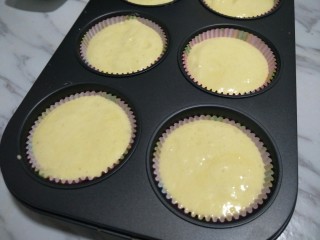 10、老式无水蛋糕,拌好的面糊倒入高温杯中8分满～