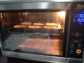 12、老式无水蛋糕,烤箱上下170°提前预热后，将其放入。