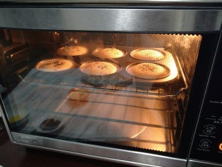 13、老式无水蛋糕,蛋糕在一点一点爬起，烤20分钟左右即可～(具体时间和温度要看自家烤箱的脾气而定哈)