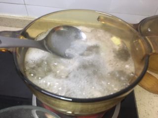5、山药排骨汤,大火沸腾后转小火炖半个小时，如果发现还有浮沫，这个时候撇掉；