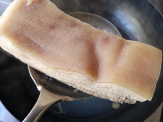 4、梅菜扣肉,待肉煮透后沥水捞出。