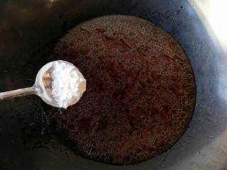 17、梅菜扣肉,在汤汁里加一小匙淀粉。