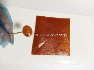 11、风车果丹皮,用牙签先插入一个小圆。