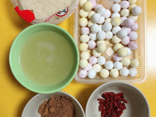 3、冬至美食 酒酿红糖银耳汤圆,准备好食材，彩色汤圆、醪糟、银耳羹、枸杞子、红糖。