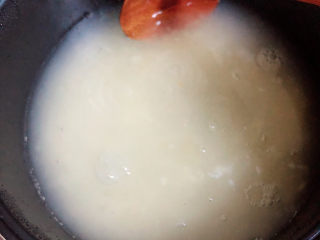 6、冬至美食 酒酿红糖银耳汤圆,再倒入300ml水。