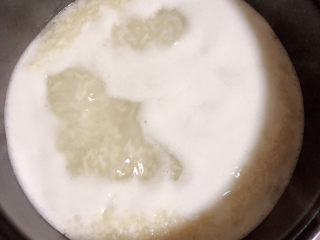 7、冬至美食 酒酿红糖银耳汤圆,将银耳酒酿汤汁熬煮3-5分钟。