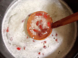 9、冬至美食 酒酿红糖银耳汤圆,再放入枸杞子，继续熬煮。