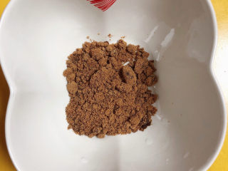 11、冬至美食 酒酿红糖银耳汤圆,准备一只碗，里面放一勺红糖。