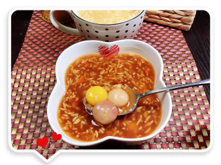 13、冬至美食 酒酿红糖银耳汤圆,红糖味道的酒酿汤圆，用勺子搅拌均匀，颜色非常好看。