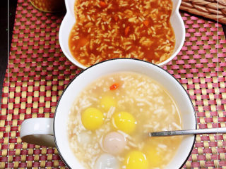 14、冬至美食 酒酿红糖银耳汤圆,将煮好的汤圆盛入碗中，一种原味、一种红糖味道，都非常好吃！