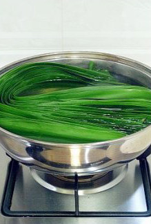 2、香浓里脊肉粽,苇叶洗净放开水中焯烫至变色，捞到冷水中过凉待用。