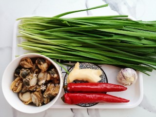 1、韭菜炒扇贝,准备食材。