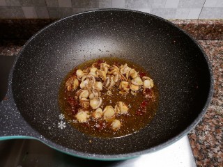 8、韭菜炒扇贝,放入扇贝肉翻炒均匀。