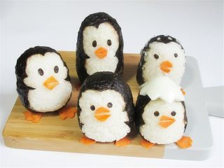 8、可爱的企鹅饭团,把嘴巴眼睛瞪贴上