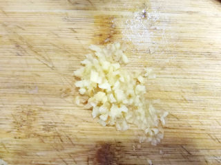 2、脆皮鱼丸,姜洗净，切成姜末。