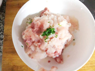 6、脆皮鱼丸,将刮下的鱼糜放入大碗中，加入香葱末。