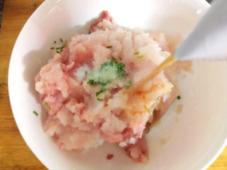 8、脆皮鱼丸,倒入适量料酒。