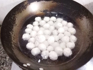 15、脆皮鱼丸,直至将所有的鱼丸都做好，开大火煮开，至鱼丸浮起，即可关火。