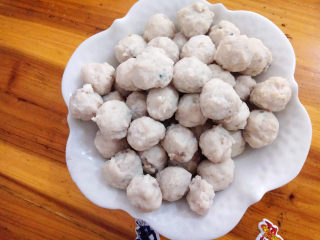 16、脆皮鱼丸,取出鱼丸，沥干水分。