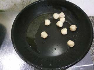 18、脆皮鱼丸,放入鱼丸，开中小火煎制。