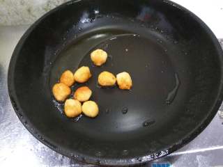 19、脆皮鱼丸,不停晃动不粘锅，直至鱼丸煎至表面脆硬焦黄即可。