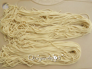 1、地方菜 武汉热干面,压面机压的碱水面