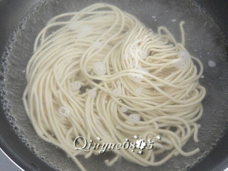 5、地方菜 武汉热干面,水开把面煮到七八成熟
