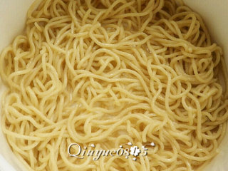 6、地方菜 武汉热干面,不用过冷水,沥干水分直接捞到宽敞通风的容器(平盘即可),迅速用熟油拌好,以免面条粘一起。