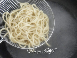 7、地方菜 武汉热干面,吃的时候,用笊篱取适量面条在开水锅里反复烫几次。