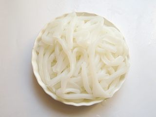 1、肉末粉皮,主料食材粉皮先撕成长条，也可以买现成撕好的长粉皮