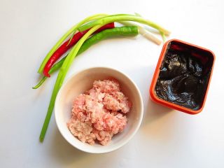 2、肉末粉皮,准备好辅料食材