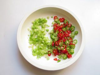 3、肉末粉皮,将葱和线椒切好备用