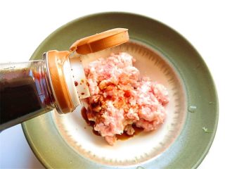 4、肉末粉皮,肉末加点生抽腌渍十分钟