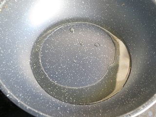 5、肉末粉皮,锅内注入油，烧至六成热，