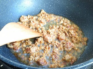 6、肉末粉皮,倒入肉末翻炒一分钟