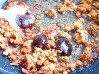 7、肉末粉皮,再加入黄豆酱和少许水、盐焖一会儿