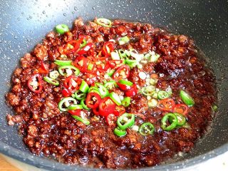 8、肉末粉皮,焖至收汁加入线椒和葱翻拌即可关火盛出