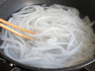 9、肉末粉皮,烧开水将粉皮焯烫1分钟