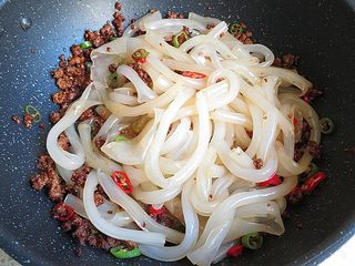 11、肉末粉皮,把粉皮和肉末搅拌调匀