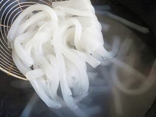 10、肉末粉皮,然后捞出过凉开水冲一遍，防止粘在一起