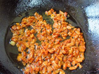 7、自制开胃下饭的沙茶肉末酱,快速用锅铲炒碎炒匀成大小一致的肉末块