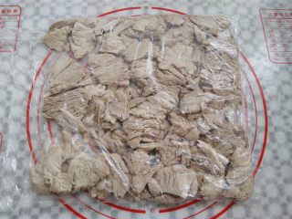 6、自制肉松（面包机版）,煮到用筷子夹起肉块，用手能轻松的捏开肉就可以了