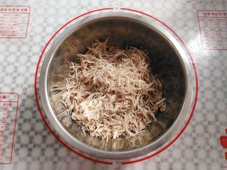 7、自制肉松（面包机版）,肉块用保鲜袋装起来，用擀面杖擀松