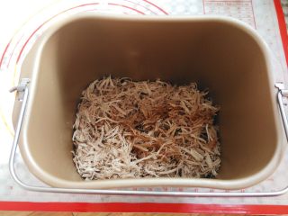 9、自制肉松（面包机版）,肉丝和调味料倒入面包桶里